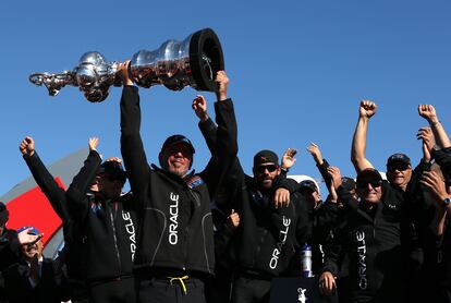 SAN FRANCISCO, CA - SEPTEMBER 25:  Oracle CEO Larry Ellison con el equipo Oracle de vela que participó en la Copa América en septiembre de 2013. 