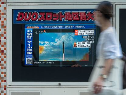 Una mujer pasa ante una pantalla en Tokio donde se informa sobre el lanzamiento de misiles por Corea del Norte, este martes.