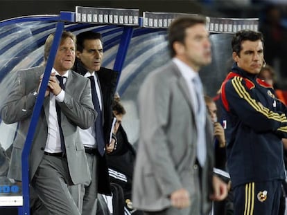 Bernd Schuster y su segundo, Manolo Jiménez, con Chendo asomado por detrás, siguen atentos el partido contra el Almería.