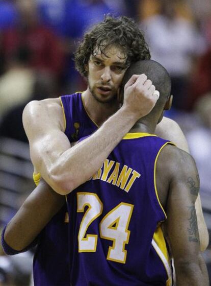 Pau Gasol se abraza a Bryant.