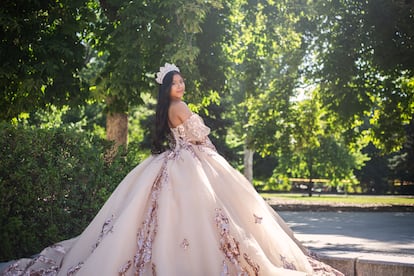 Johanna posa con su vestido de fiesta de quinceañera en el parque del Retiro, en Madrid.