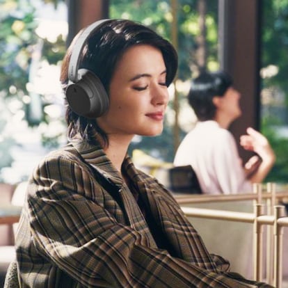 Artículo de EL PAÍS Escaparate que describe la oferta de los auriculares de diadema sin cable de Sony en PcComponentes