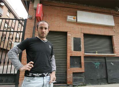 Manuel Rubio, hijo de la dueña del bar Las Tres Culturas en La Viñuela (Córdoba), posa ante el establecimiento que fue atracado.