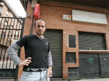 Manuel Rubio, hijo de la dueña del bar Las Tres Culturas en La Viñuela (Córdoba), posa ante el establecimiento que fue atracado.