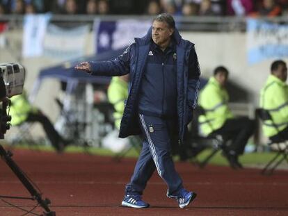 Tata Martino abandona el campo tras ser expulsado por el &aacute;rbitro en el partido contra Uruguay.