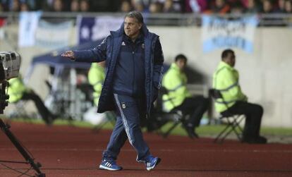 Tata Martino abandona el campo tras ser expulsado por el &aacute;rbitro en el partido contra Uruguay.