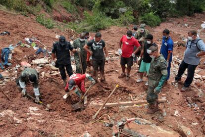 Soldiers and civilians working together on the rescue efforts to save the victims of the avalanches caused by the heavy rains that have hit Nova Friburgo.