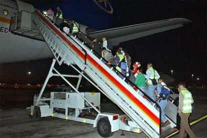 Los inmigrantes rumanos suben en Madrid al avión que los devolvió ayer a su país.