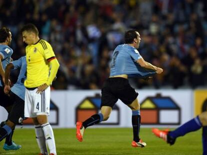 El uruguayo Diego Godín celebra su anotación.