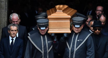 El piloto británico de Fórmula 1 Lewis Hamilton (segundo por la derecha) acompaña al féretro del piloto austriaco Niki Lauda durante una ceremonia solemne en la capilla ardiente instalada en la catedral de San Esteban de Viena (Austria).