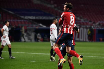 Saúl celebra su gol ante el Sevilla este martes en el Wanda Metropolitano.