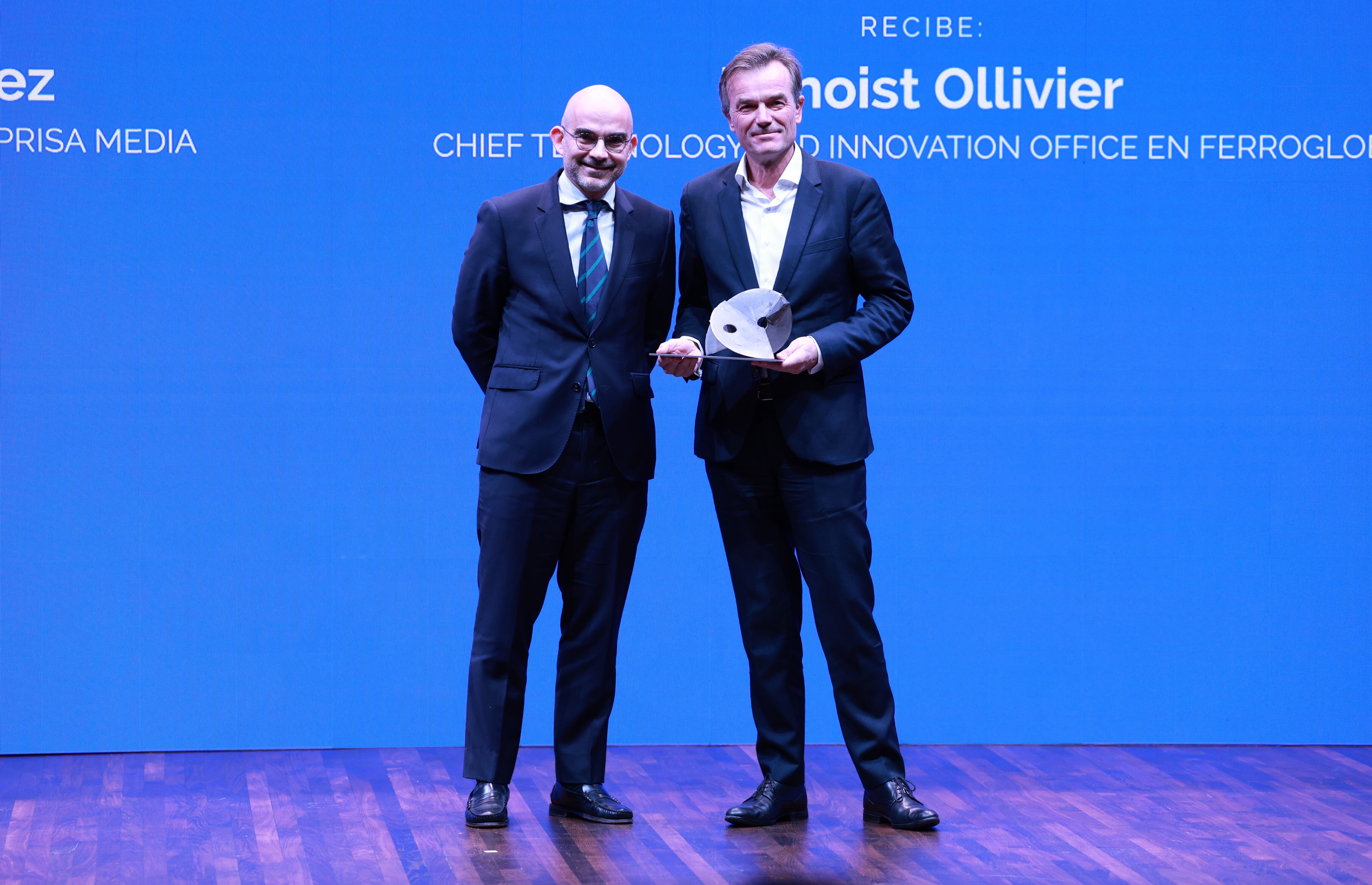 Benoist Ollivier, director de tecnología e innovación de Ferroglobe, (derecha) junto a Carlos Nuñez, presidente ejecutivo de Prisa Media.