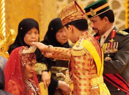 La novia y el sultán de Brunei, en un momento de la ceremonia.