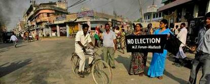 Un grupo de activistas de una etnia minoritaria se manifiesta contra las elecciones en Janakpur, al este.