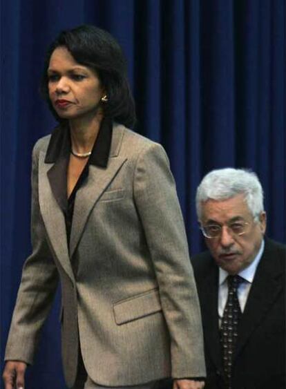 Condoleezza Rice y Mahmud Abbas, tras su reunión de ayer en Ramala.