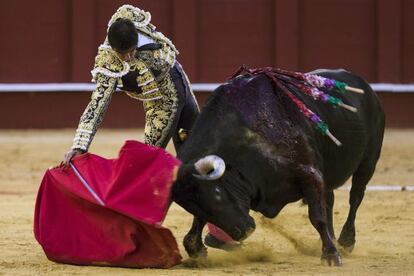 Perera, en la faena a su segundo, al que cort&oacute; ayer una oreja en M&aacute;laga.