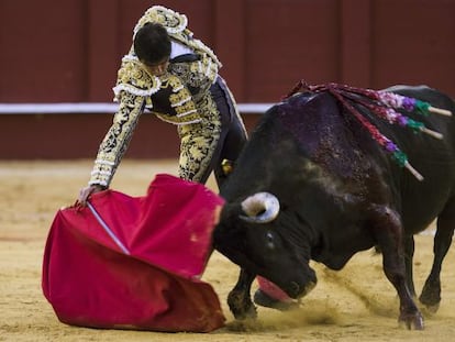 Perera, en la faena a su segundo, al que cort&oacute; ayer una oreja en M&aacute;laga.