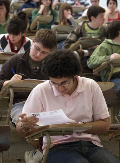Varios estudiantes en uno durante la realización de uno de los exámenes en la Facultad de Económicas de Santiago de Compostela.