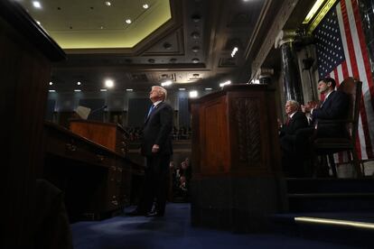 El presidente, Donald Trump en el podio frente al vicepresidente estadounidense Mike Pence y el portavoz de la Cámara, el representante estadounidense Paul Ryan.
