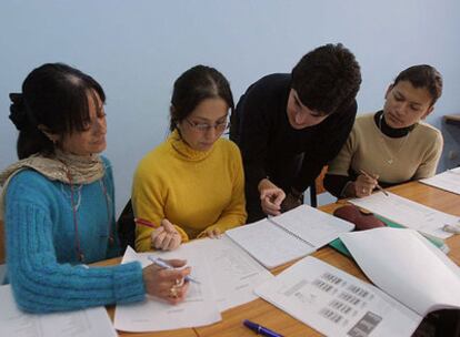 Varios alumnos aprendern euskera en un 'euskaltegi' municipal guipuzcoano.