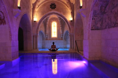 Piscina del circuito de contrastes del balneario Castilla Termal Monasterio de Valbuena, en San Bernardo (Valladolid). 