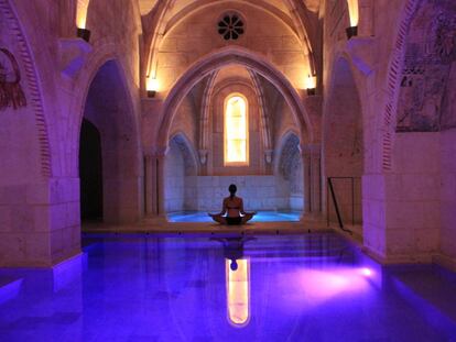 Piscina del circuito de contrastes del balneario Castilla Termal Monasterio de Valbuena, en San Bernardo (Valladolid). 