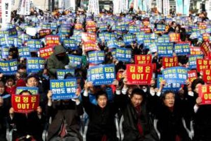 Miembros de la Federación por la Libertad Coreana piden el cese del programa nuclear norcoreano durante una protesta frente a la Estación de Seúl, el 22 de febrero de 2013.