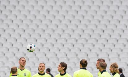 Todos mirando al balón, durante el entrenamiento de Suecia en el Stade de France.