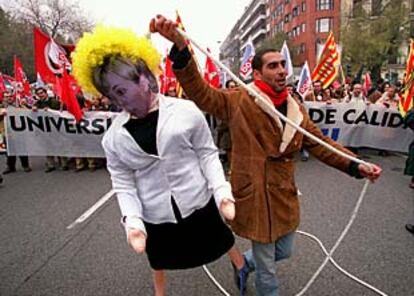 Mientras los estudiantes paseaban por Madrid una muñeca con su efigie, la ministra Del Castillo ha reiterado que las protestas tienen un espíritu "inmovilista" y no representan a la comunidad universitaria.
(ULY MARTÍN)