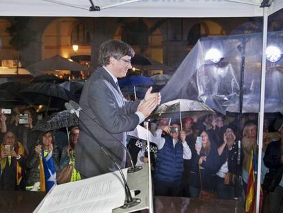 El presidente de la Generalidad de Cataluña Carles Puigdemont, durante un acto del PDeCAT en Gerona en favor del referendum del día 1-Octubre.