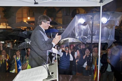 El presidente de la Generalidad de Cataluña Carles Puigdemont, durante un acto del PDeCAT en Gerona en favor del referendum del día 1-Octubre.