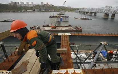 Construcción de un puente sobre el río Yenisei, en la ciudad siberiana de f Krasnoyarsk.  