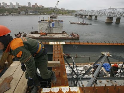 Construcción de un puente sobre el río Yenisei, en la ciudad siberiana de f Krasnoyarsk.