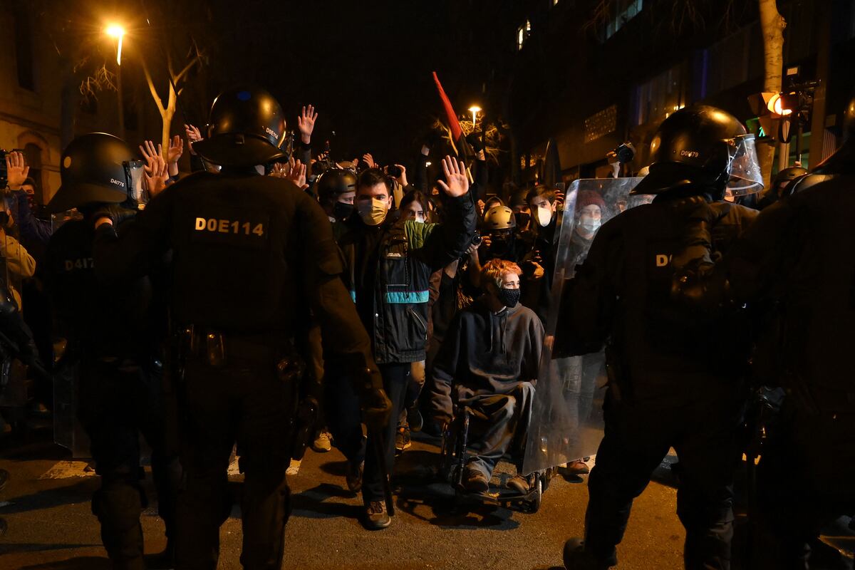 Varios centenares de personas se manifiestan por Hasél en Barcelona ...