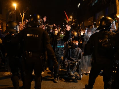 Unas 750 personas se manifiestan por el centro de Barcelona, según datos de la Guardia Urbana.