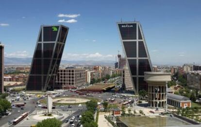 Torres Puerta Europa (Torres KIO) en la plaza de Castilla