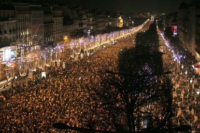 Una multitud de personas se reúnen en la avenida de los Campos Elíseos de París en la Nochevieja de 2014.