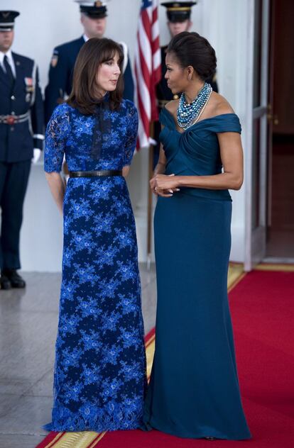 Las dos protagonitas de la velada optaron por los tonos azules. Michelle Obama vistió un vestido de Marchesa diseñado por Georgina Chapman, que también acudió a la cena. Samantha Cameron optó por un vestido estampado de Alessandra Rich.