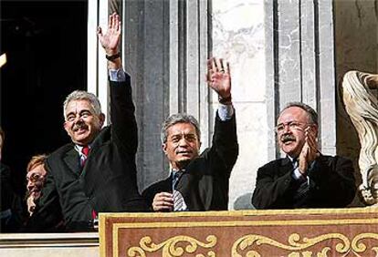 Maragall (PSC), Saura (ICV-EUiA) y Carod (ERC) saludan desde el balcón del Palau de la Generalitat.