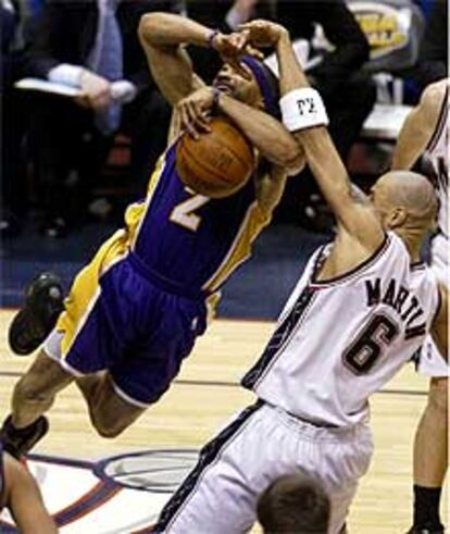 Kenyon Martin (6) bloquea al jugador de Los Angeles Lakers Derek Fisher (2) durante el desarrollo del tercer partido de la final (REUTERS)