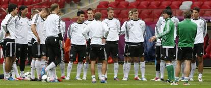 Joachim Löw da instrucciones a sus jugadores durante un entrenamiento.