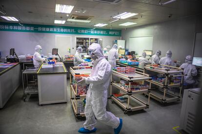 Funcionários de uma empresa chinesa que fabrica exames de diagnóstico para o coronavírus.
