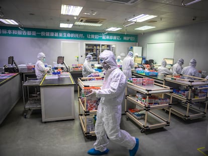 Empleados de una empresa china que fabrica tests diagnósticos para el coronavirus.