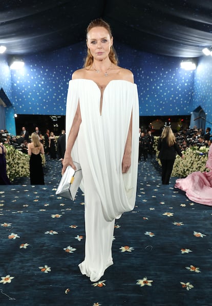 Tasarımcı Stella McCartney, heykelli bir yaka elbisesi.