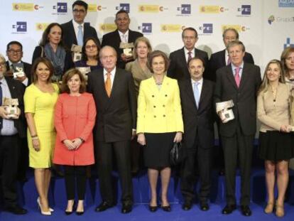 El Rey Juan Carlos y do&ntilde;a Sof&iacute;a, junto a los galardonados.