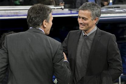 José Mourinho y Claude Puel se saludan antes del inicio del partido. El portugués apostó por Benzema en la punta de ataque en detrimento de Adebayor, mientras que el francés se decantó por Lisandro y dejó en el banquillo a Gomis.