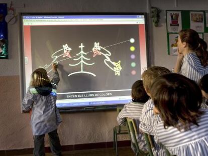 Alumnes de primària de l'escola Sant Jordi de Vilassar de Dalt (Barcelona) utilitzen una pissarra digital.