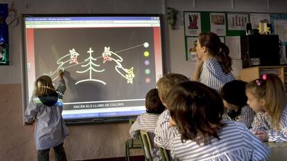 Alumnos de primaria de la escuela Sant Jordi de Vilassar de Dalt (Barcelona) utilizan una pizarra digital.