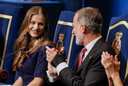 Felipe VI felicita a la princesa de Asturias tras su intervención.