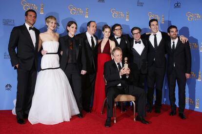 El equipo de 'La gran estafa americana' con su director, David O. Russell, que sostiene el premio a la mejor película, categoría comedia.